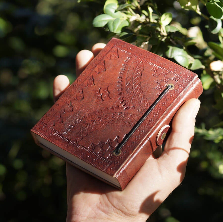 Carnet en cuir repoussé