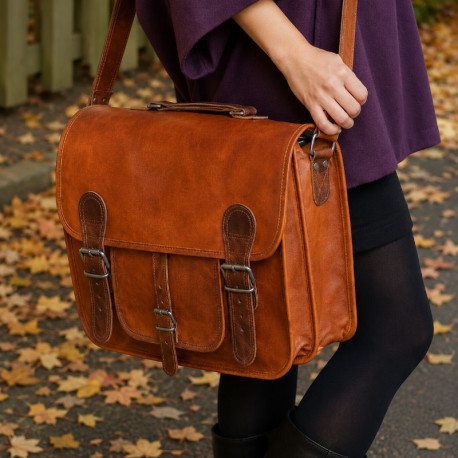 Grand caratble en cuir artisanal vintage