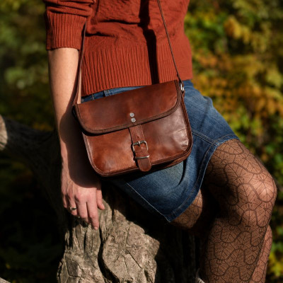 Petit sac à main en cuir, une boucle.