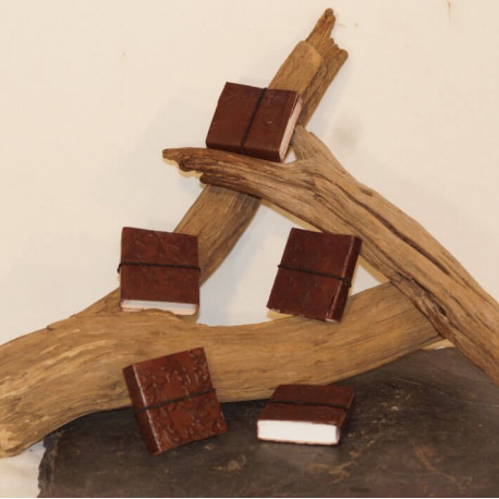 Mini carnet en cuir repoussé