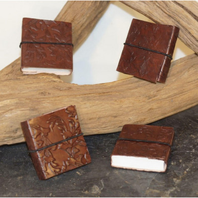 Mini carnet en cuir repoussé