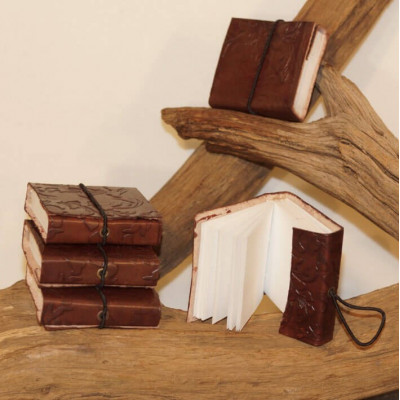 Mini carnet en cuir repoussé