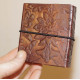 Mini carnet en cuir repoussé