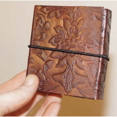 Mini carnet en cuir repoussé