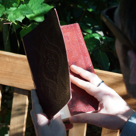 calepin en cuir repoussé vintage médiéval steampunk