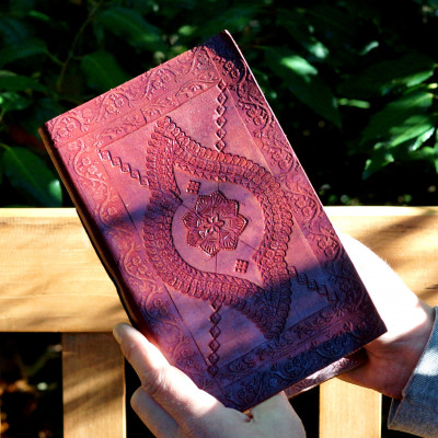 calepin en cuir repoussé vintage médiéval steampunk