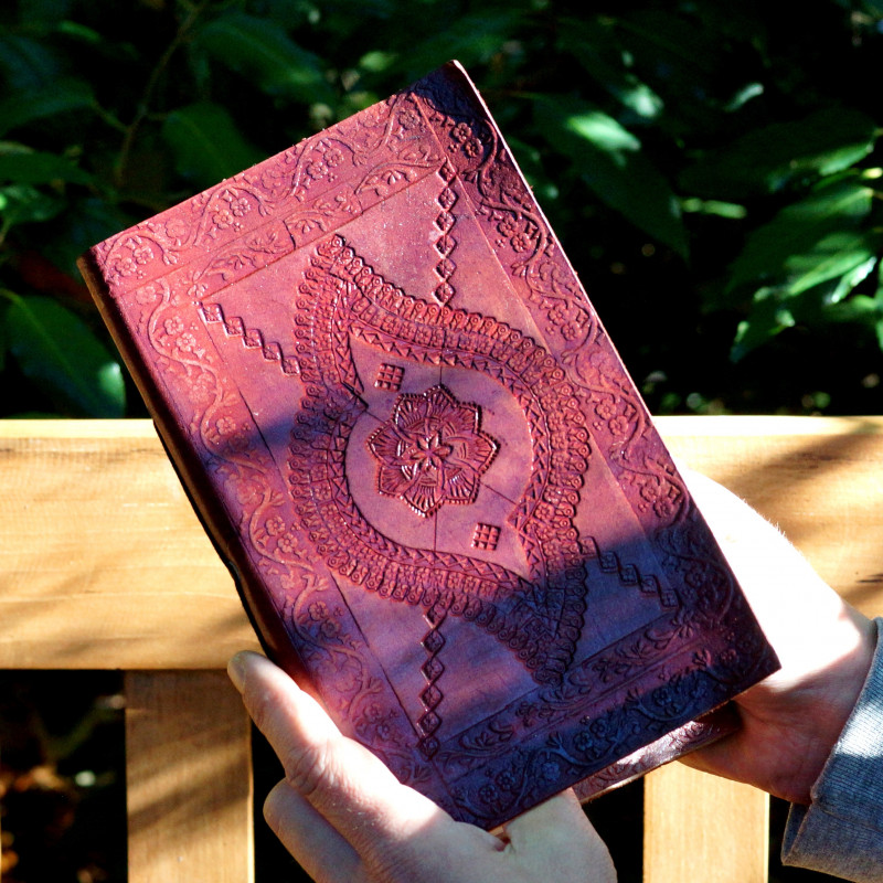 calepin en cuir repoussé vintage médiéval steampunk