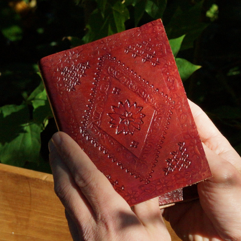 calepin en cuir repoussé vintage médiéval steampunk