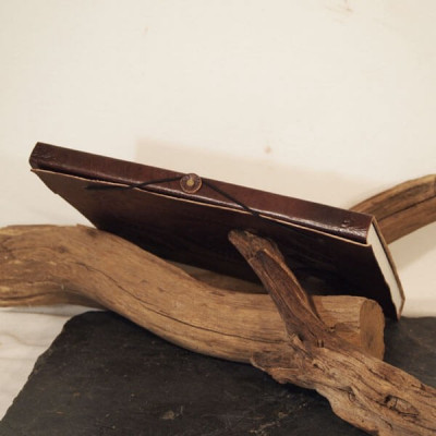 carnet en cuir repoussé artisanat médiéval pièce unique M