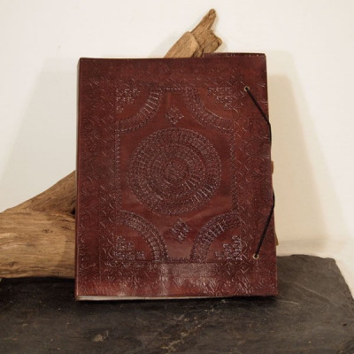 carnet en cuir repoussé artisanat médiéval pièce unique M