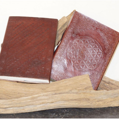 Grand carnet en cuir, frappé, pierre