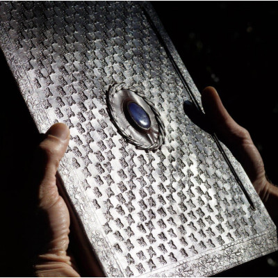 Grand carnet en cuir, frappé, pierre