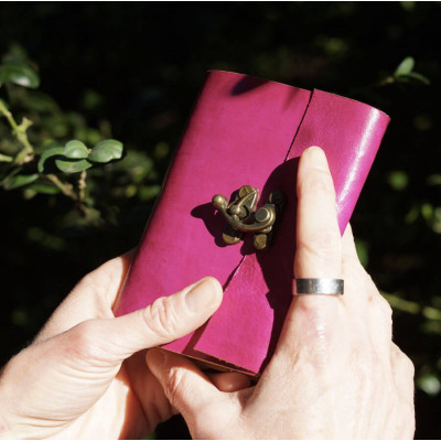 petit calepin en cuir coloré à crochet