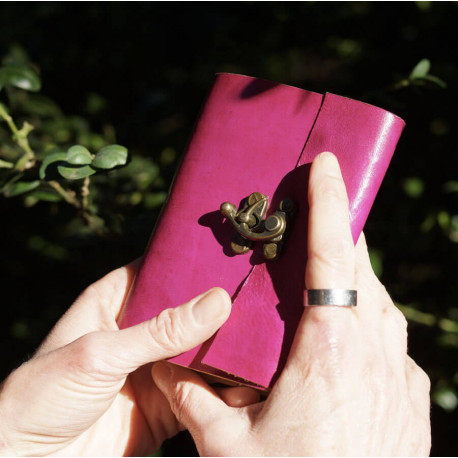 petit calepin en cuir coloré à crochet