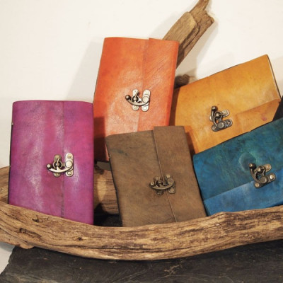 petit calepin en cuir coloré à crochet