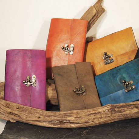 petit calepin en cuir coloré à crochet