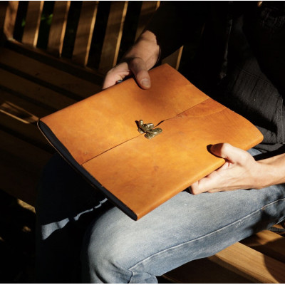 Calepin en cuir, crochet en laiton