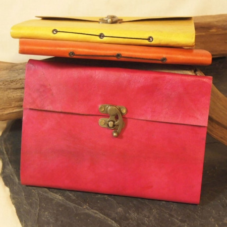 Calepin en cuir, crochet en laiton