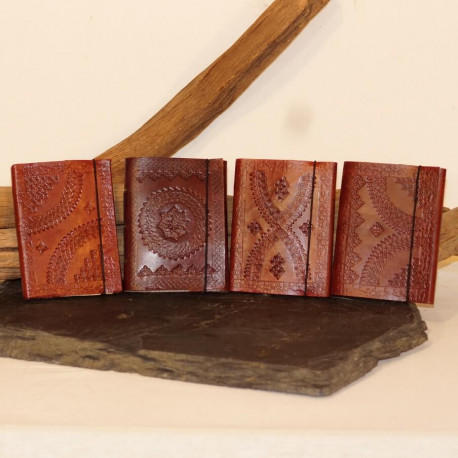 calepin en cuir repoussé vintage médiéval steampunk