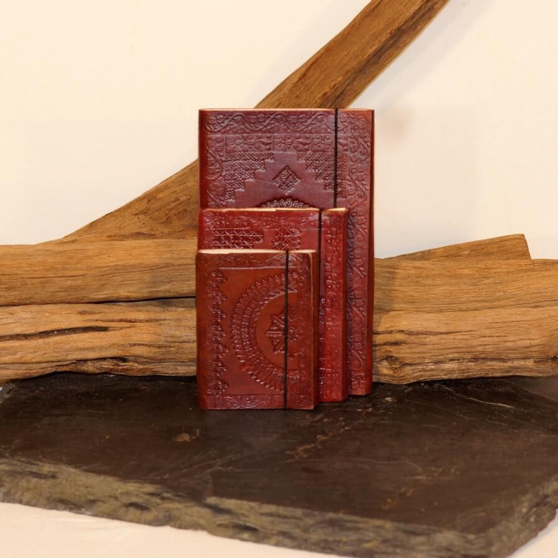 calepin en cuir repoussé vintage médiéval steampunk