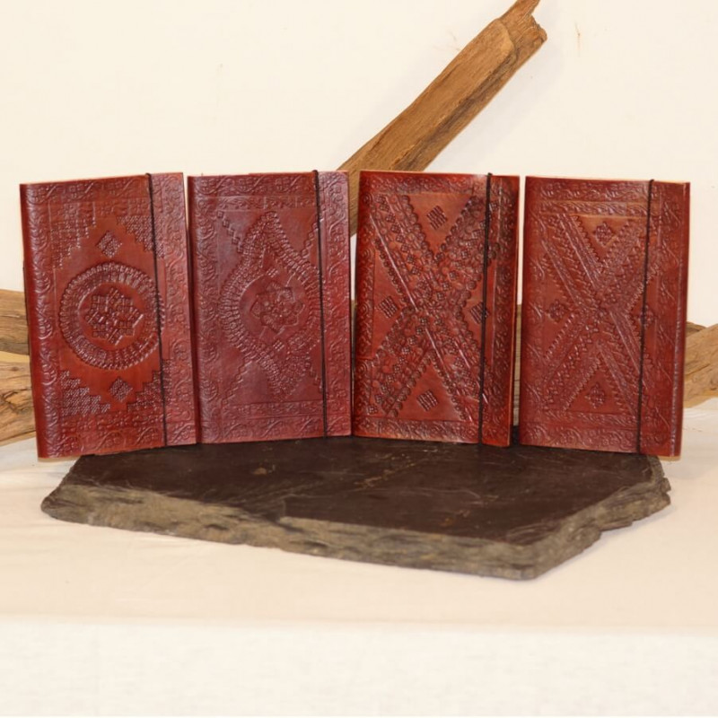 calepin en cuir repoussé vintage médiéval steampunk