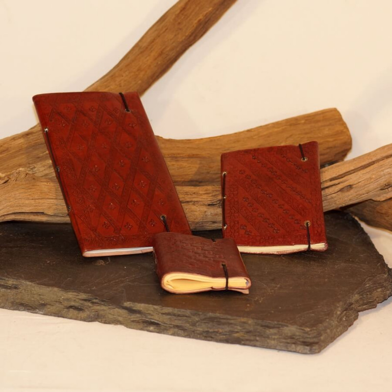 calepin en cuir repoussé vintage médiéval steampunk