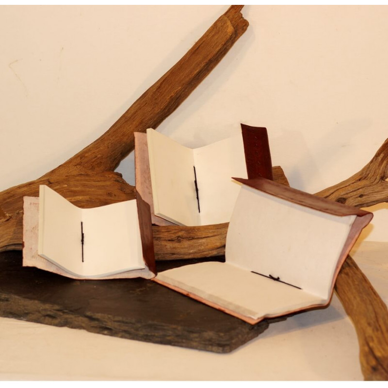 calepin en cuir repoussé vintage médiéval steampunk