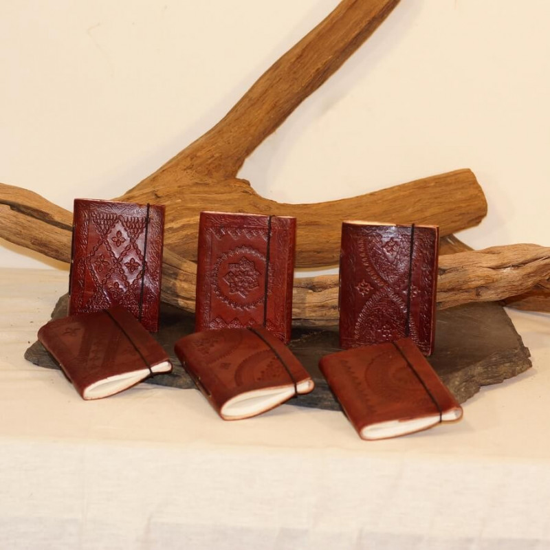 calepin en cuir repoussé vintage médiéval steampunk