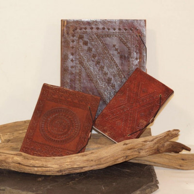 carnet en cuir repoussé artisanat médiéval pièce unique M
