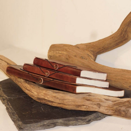 carnet en cuir repoussé artisanat médiéval pièce unique M