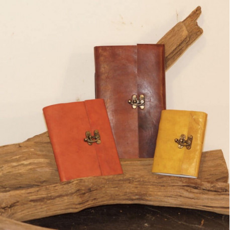 petit calepin en cuir coloré à crochet