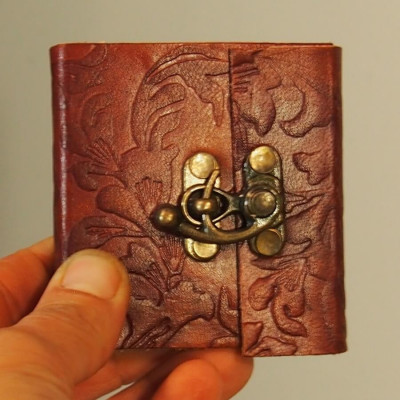 Mini carnet en cuir repoussé