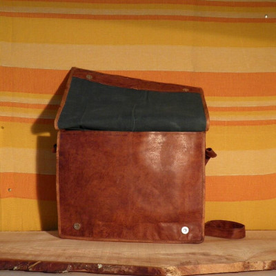 besace caratble en cuir naturel artisanal