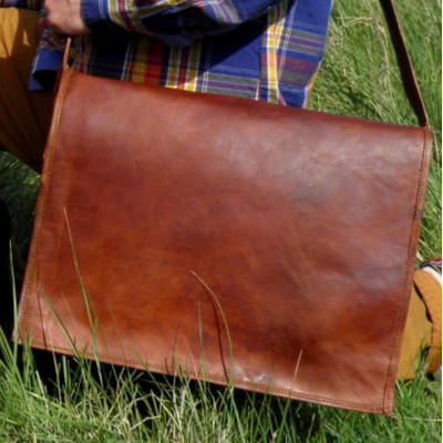 besace caratble en cuir naturel artisanal