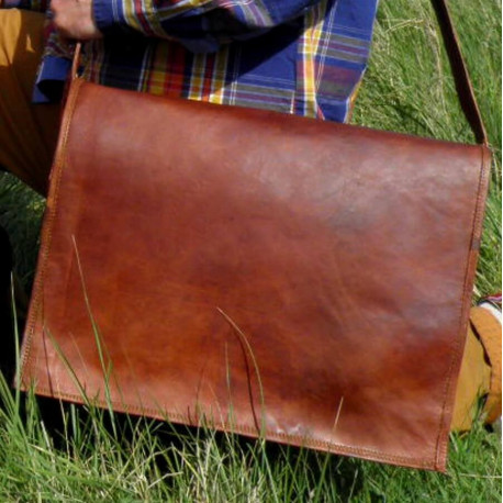 besace caratble en cuir naturel artisanal