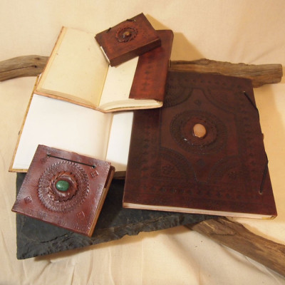 Grand carnet en cuir, frappé, pierre