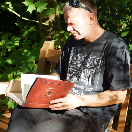 Grand carnet en cuir, frappé, pierre