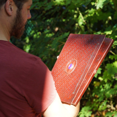 Grand carnet en cuir, frappé, pierre