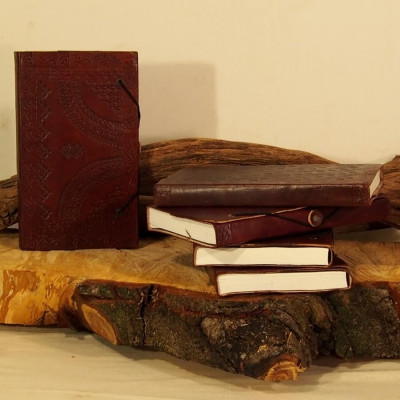 carnet en cuir repoussé artisanat médiéval pièce unique M