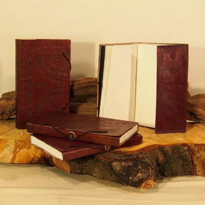 carnet en cuir repoussé artisanat médiéval pièce unique M