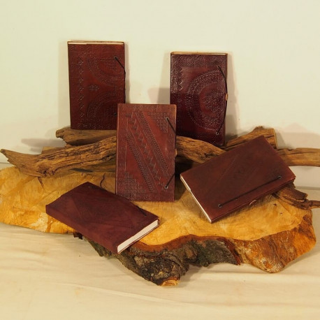 carnet en cuir repoussé artisanat médiéval pièce unique M