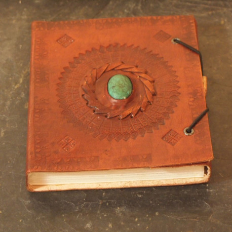 carnet en cuir repoussé avec pierre