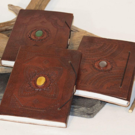 Grand carnet en cuir, frappé, pierre