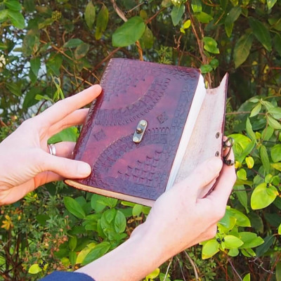 Calepin en cuir frappé - Crochet laiton vieilli