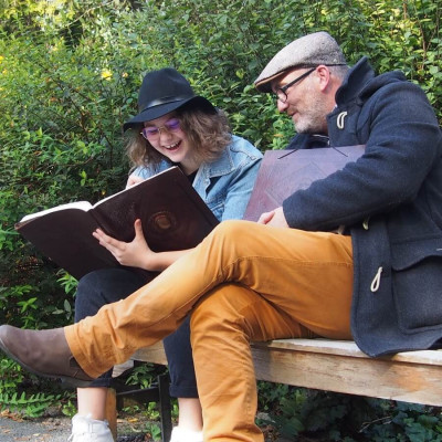 Grand carnet en cuir, frappé, pierre