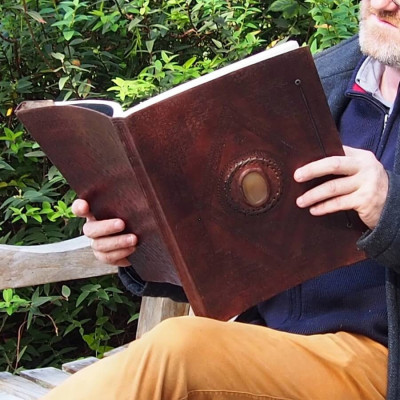 Grand carnet en cuir, frappé, pierre