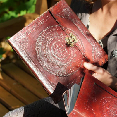 Grand grimoire en cuir repoussé - carré - crochet