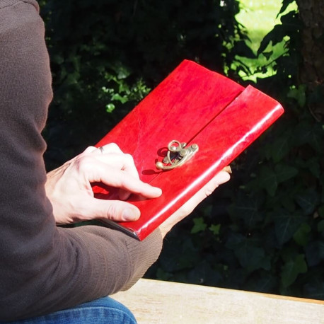 Calepin en cuir, crochet en laiton