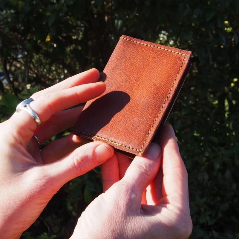 Petit porte-cartes en cuir naturel marron, se plie en 2