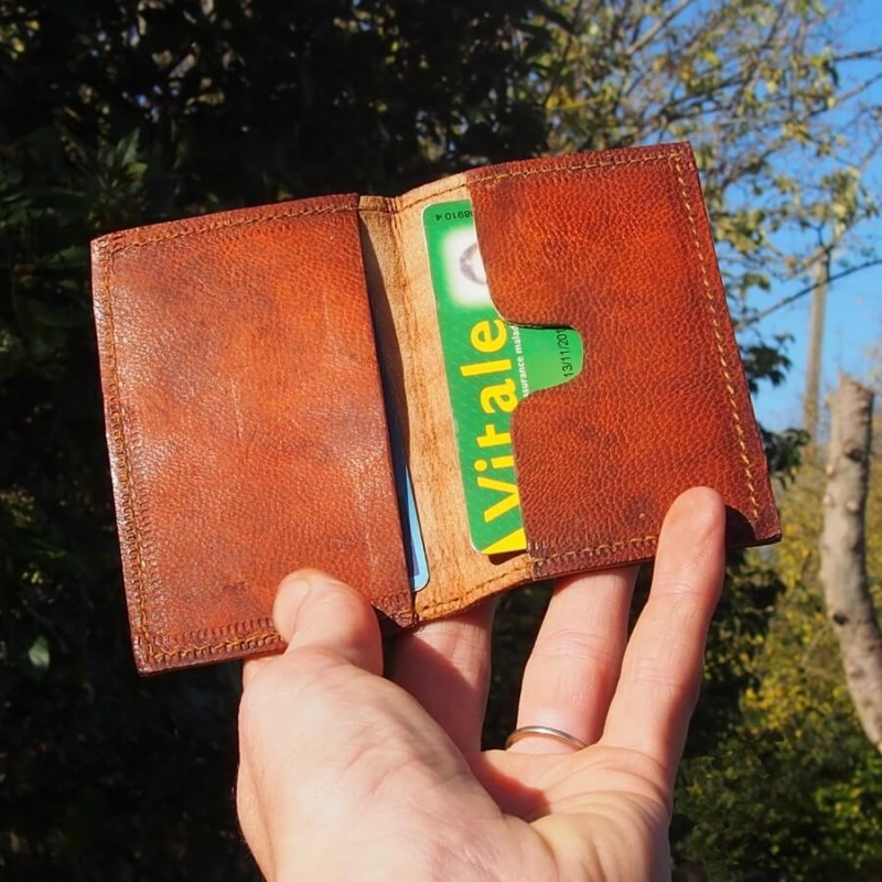 Petit porte-cartes en cuir naturel marron, se plie en 2